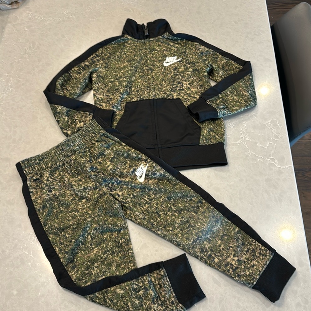 Size 4 boys Nike track suit zip-up jacket and pants matching set XS 3-4year old